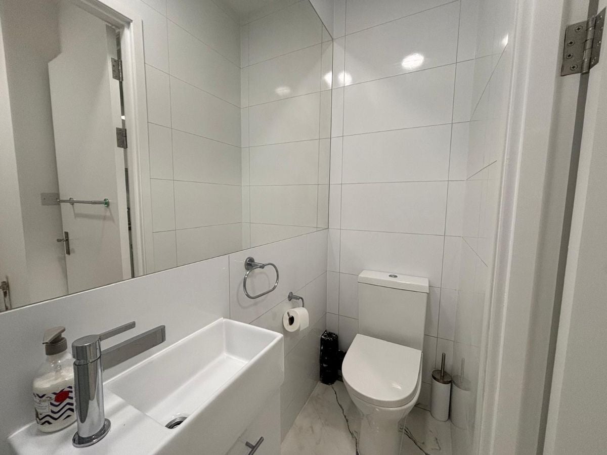 Flat Warwick Road in Greater London