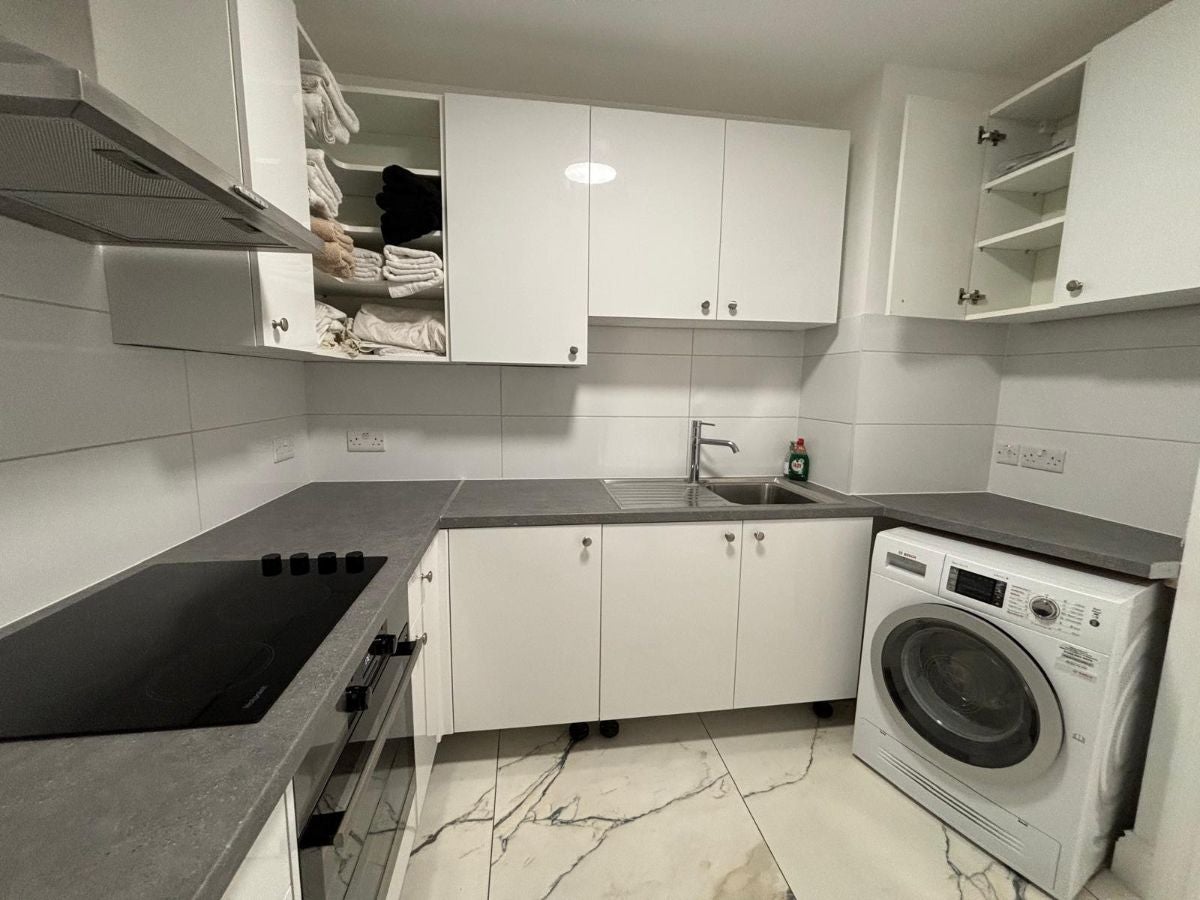 Flat Warwick Road in Greater London