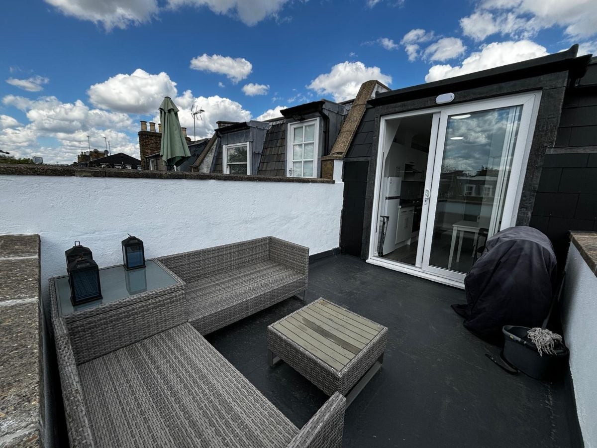 Flat Warwick Road in Greater London