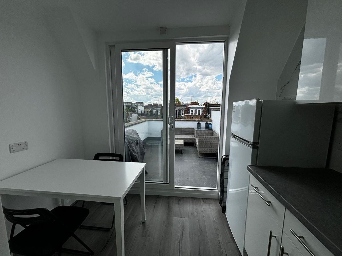 Flat Warwick Road in Greater London