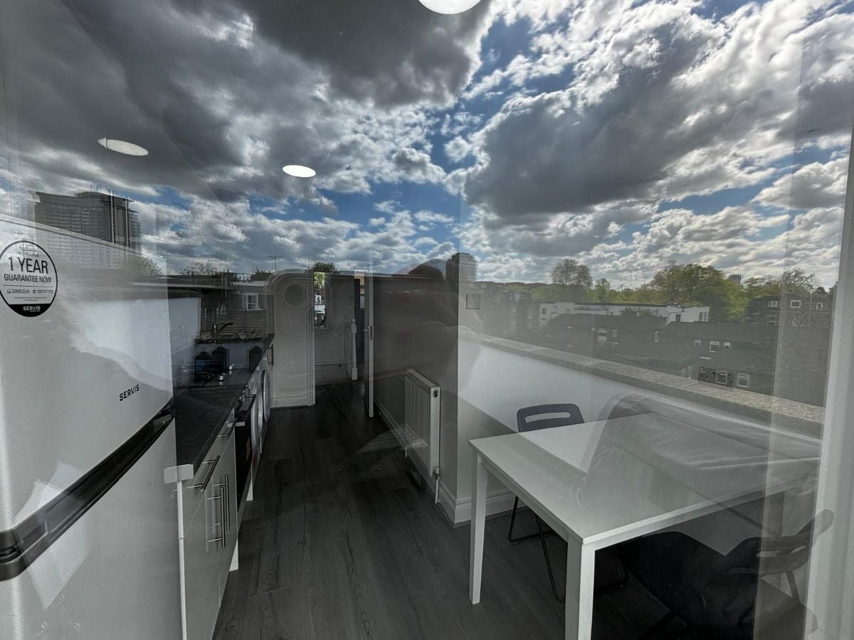 Flat Warwick Road in Greater London