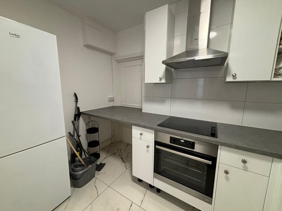 Flat Warwick Road in Greater London