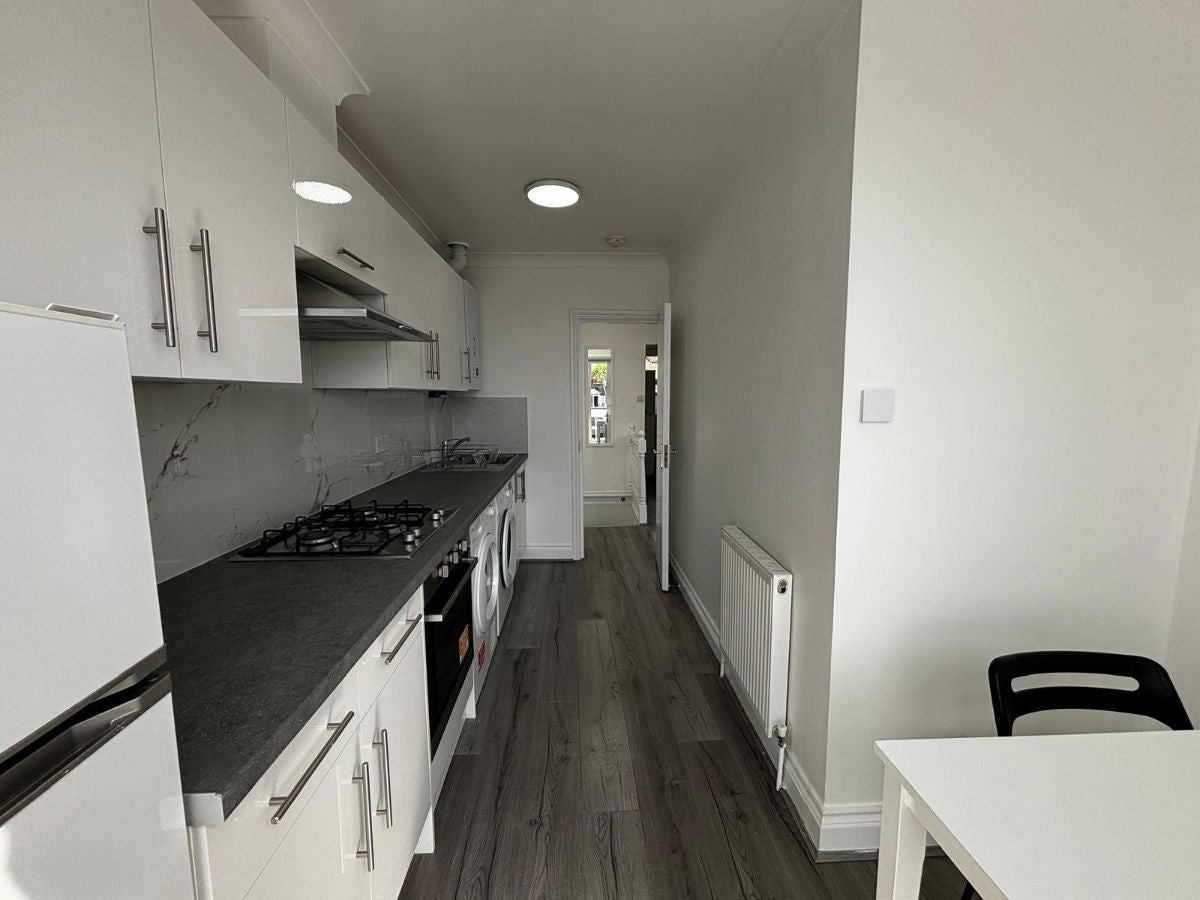 Flat Warwick Road in Greater London