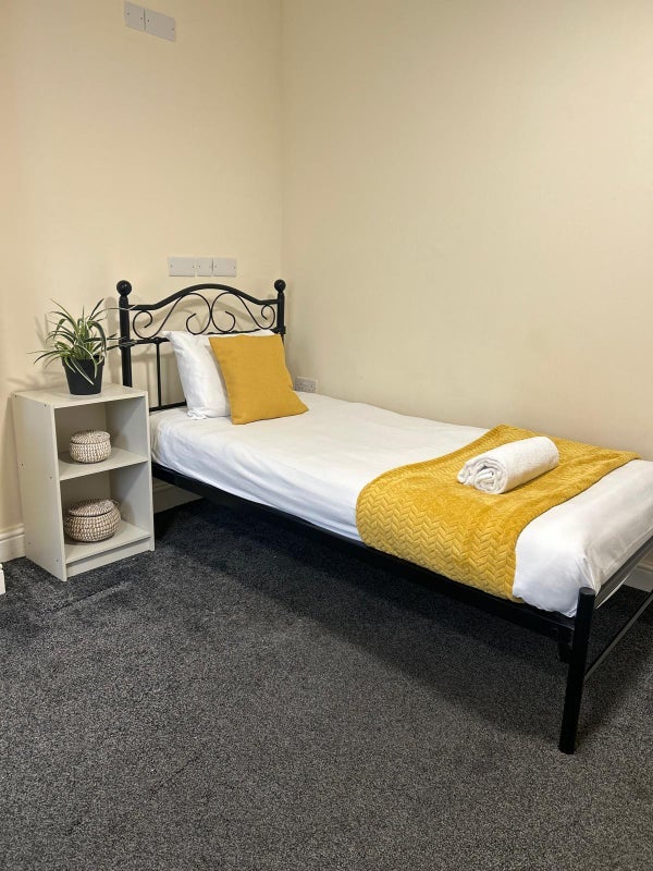 Room Hounslow Road in Greater London