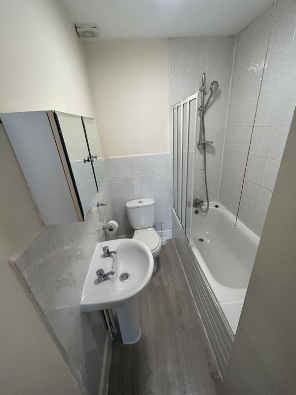 Room Hounslow Road in Greater London