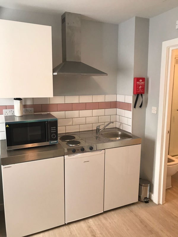 Room Hounslow Road in Greater London