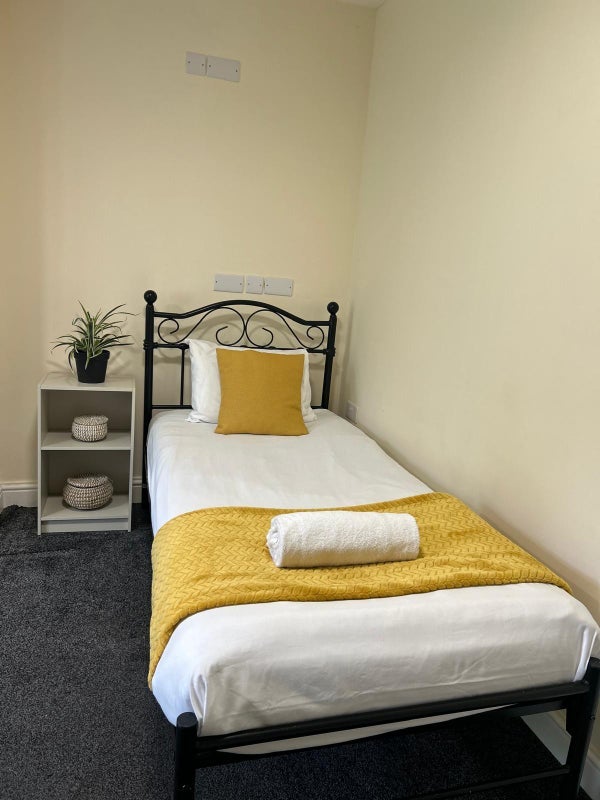 Room Hounslow Road in Greater London