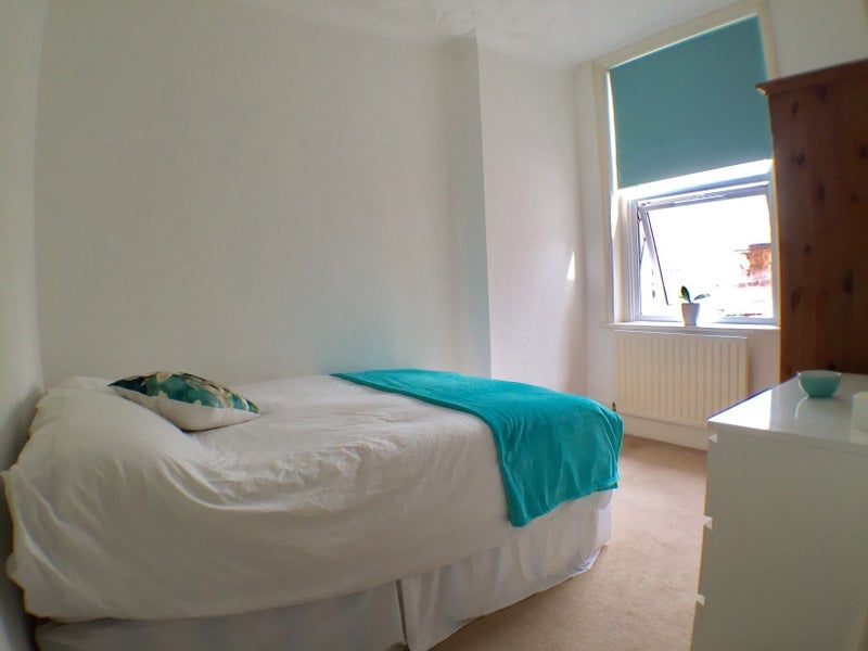 Room Denehurst Gardens in Greater London