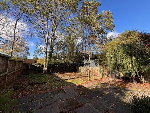 Flat Longstone Avenue in Greater London