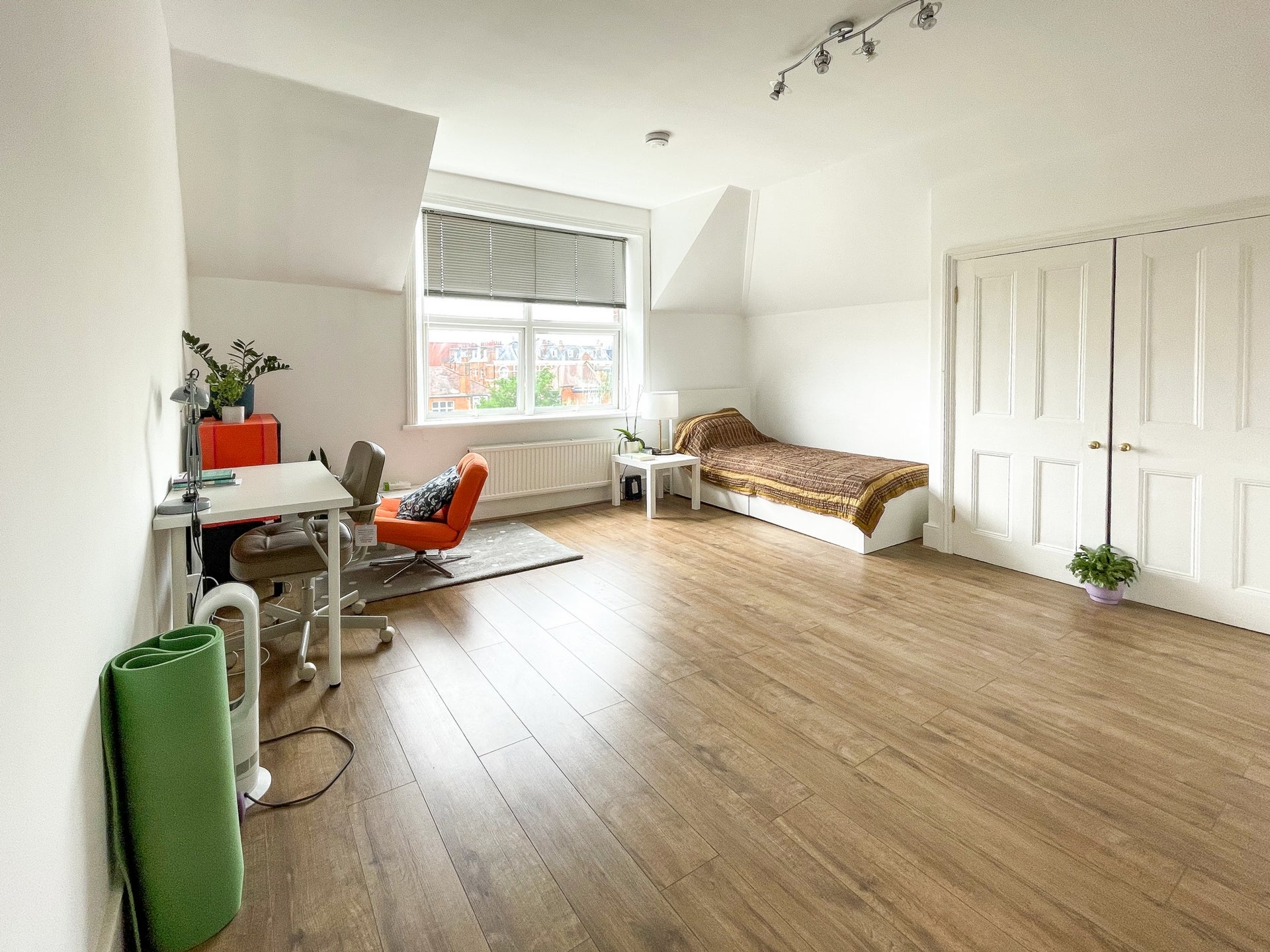 Flat Fawley Road in Greater London