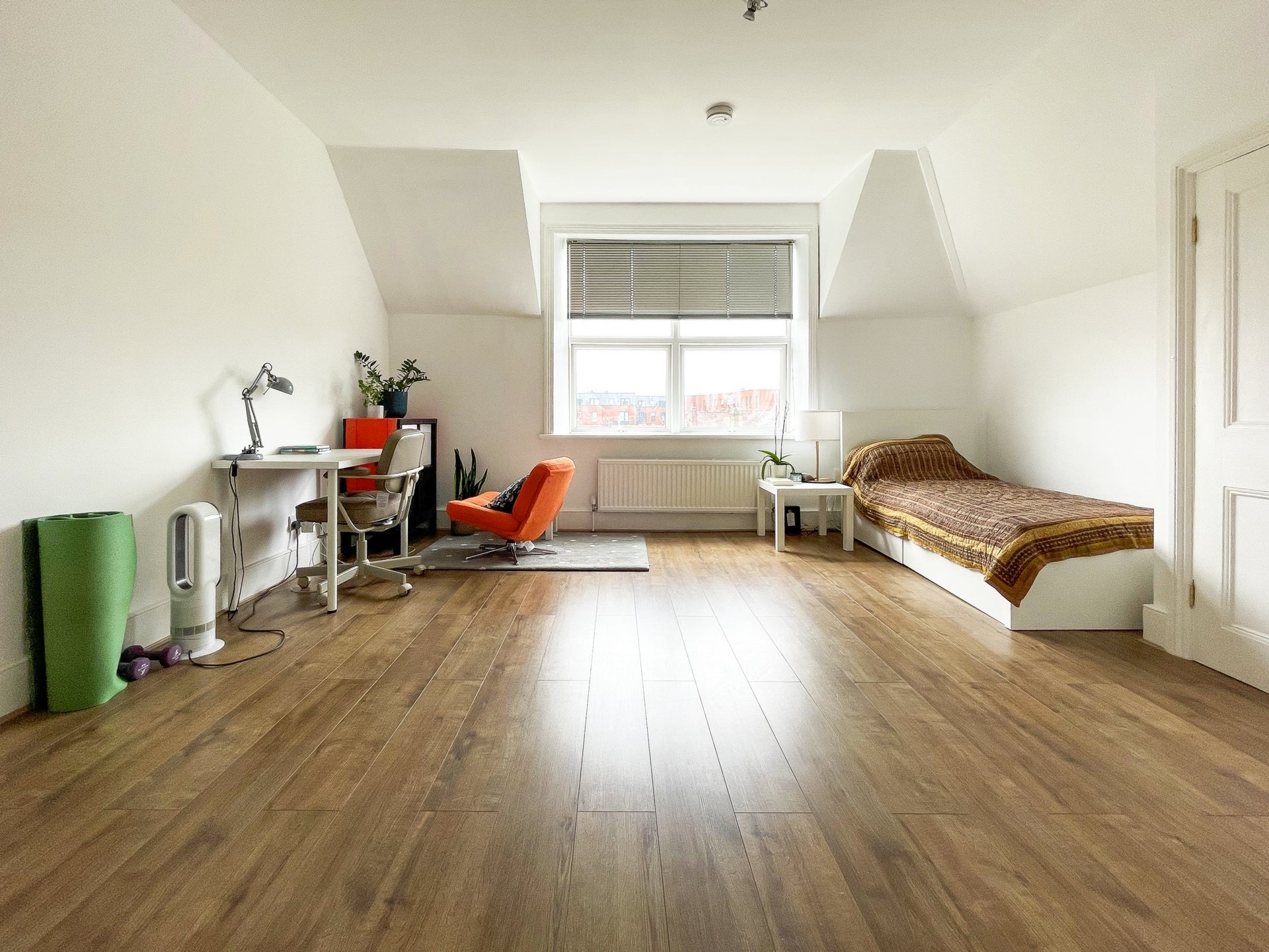 Flat Fawley Road in Greater London
