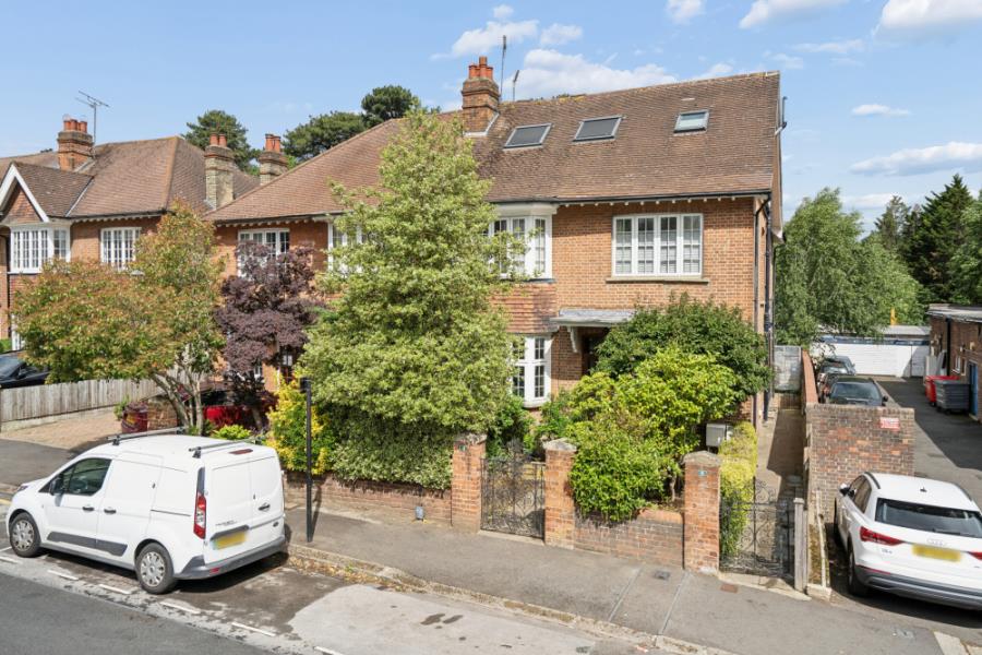 Flat West End Avenue in Greater London