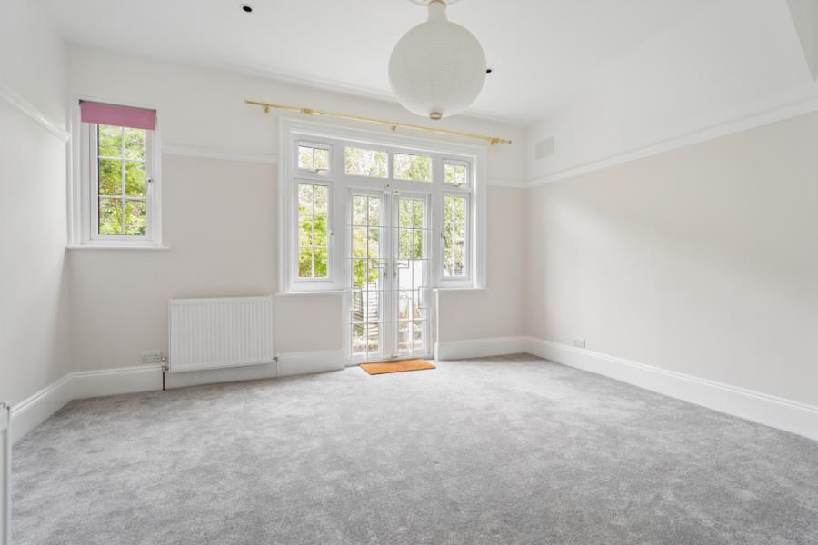 Flat West End Avenue in Greater London