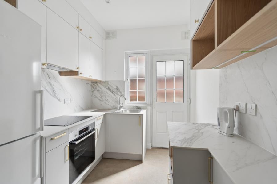 Flat West End Avenue in Greater London