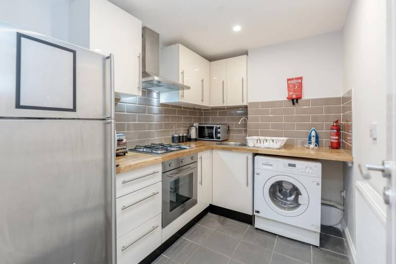 Flat Clapham Road in Greater London