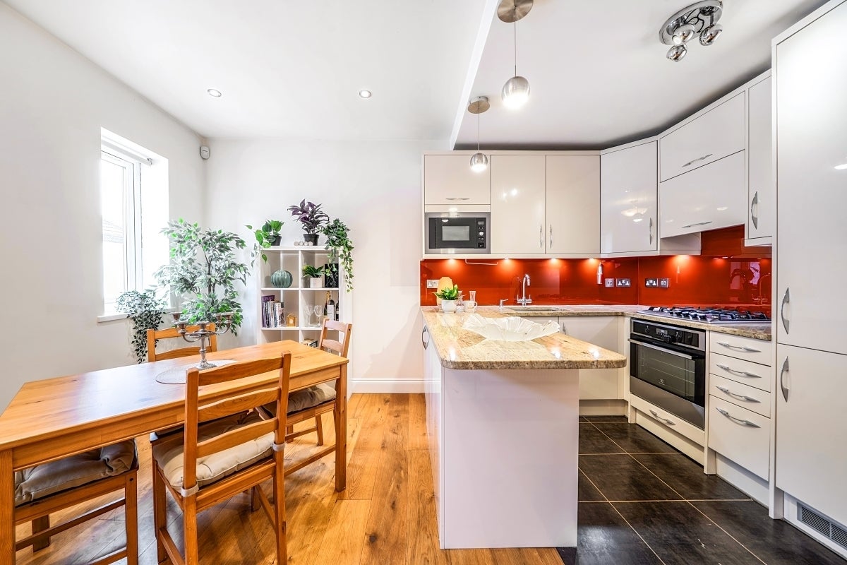 Flat Cranbourne Gardens in Greater London