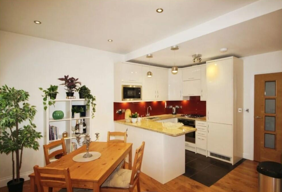 Flat Cranbourne Gardens in Greater London