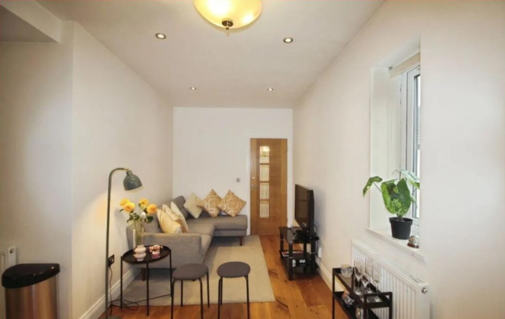 Flat Cranbourne Gardens in Greater London