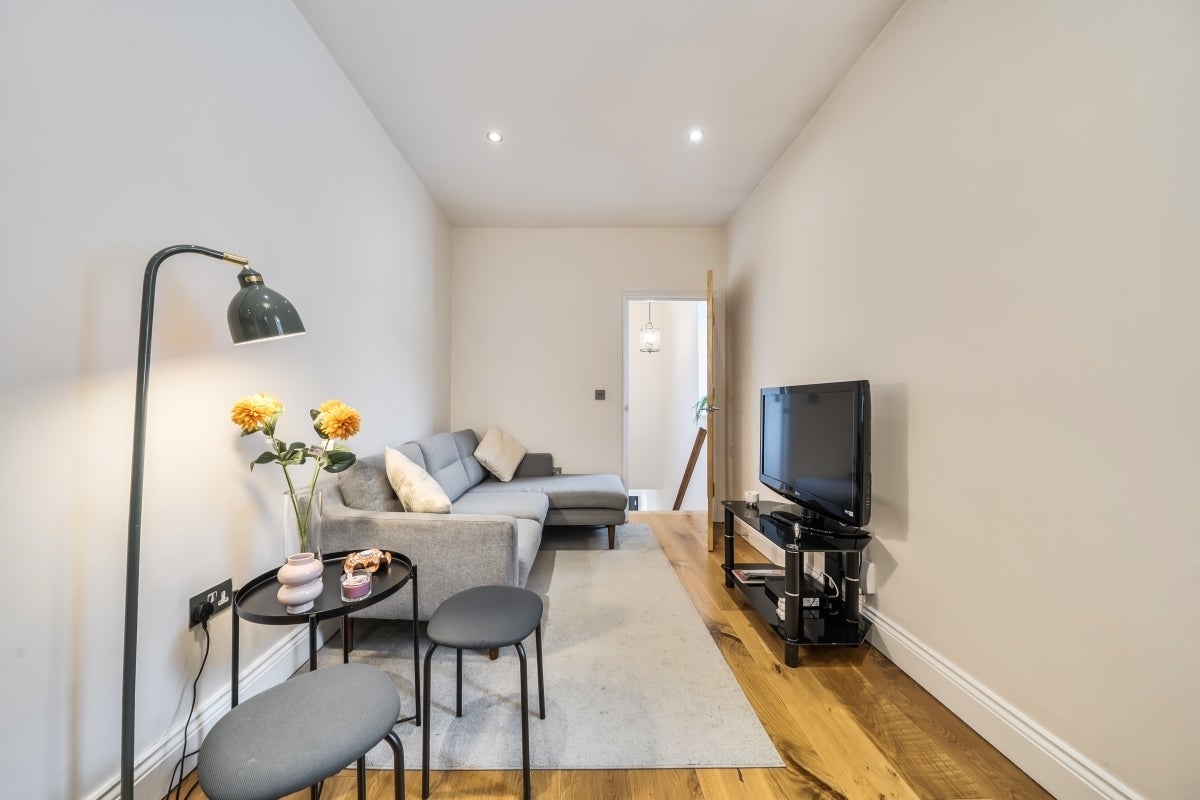 Flat Cranbourne Gardens in Greater London