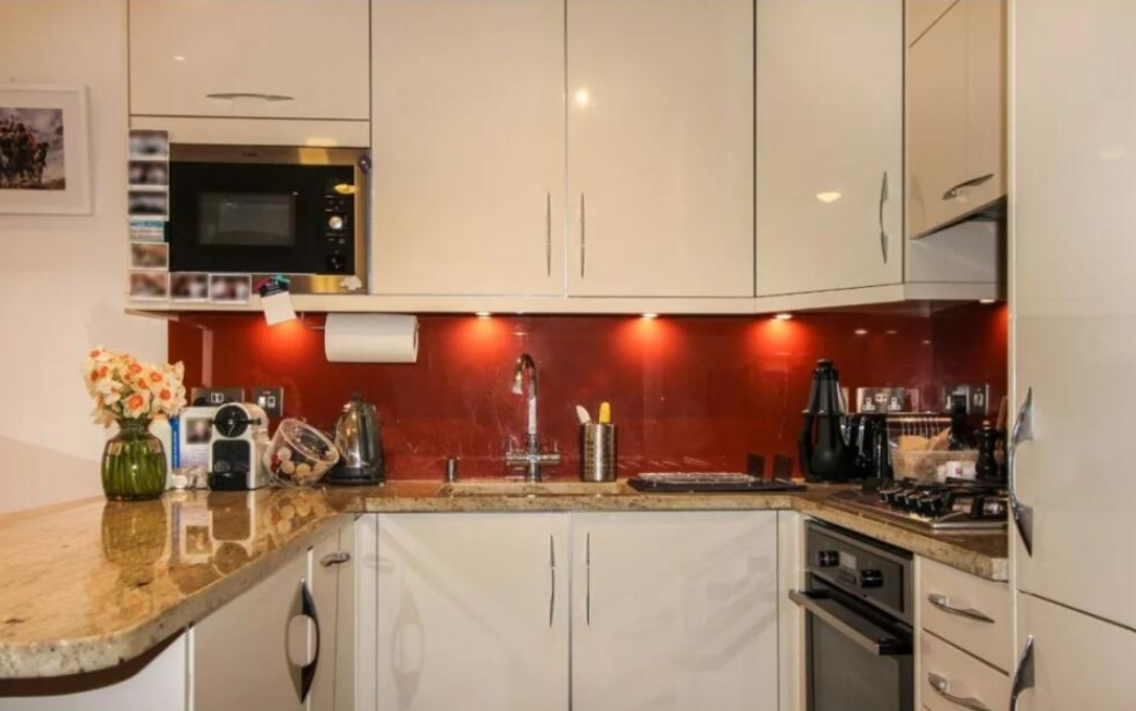 Flat Cranbourne Gardens in Greater London