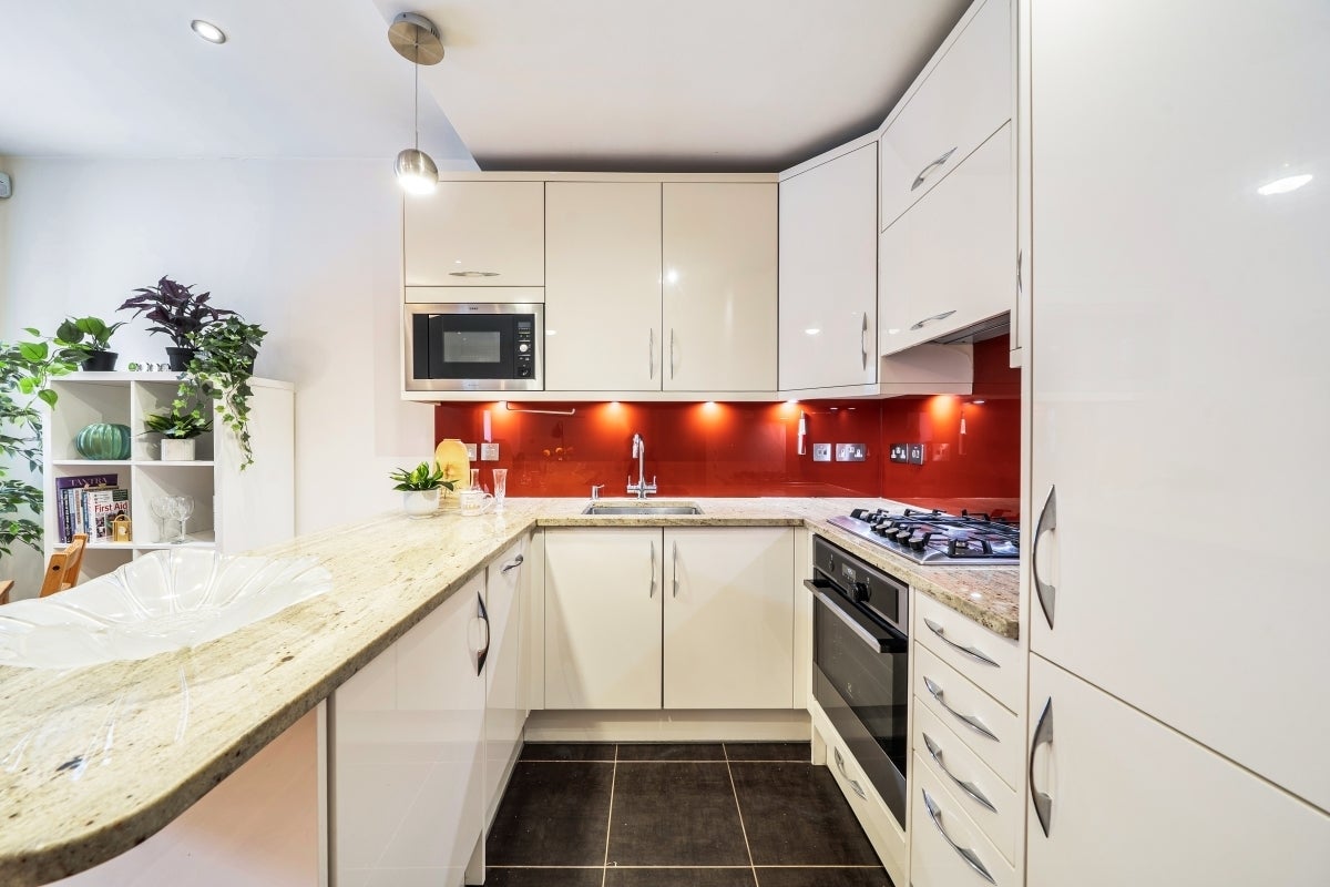 Flat Cranbourne Gardens in Greater London