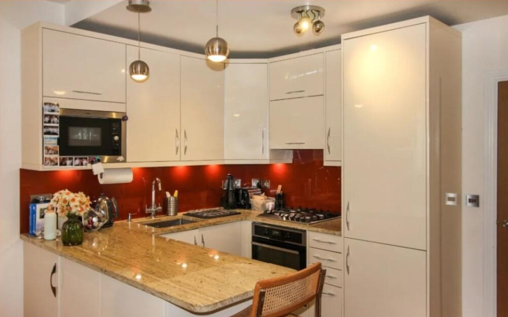 Flat Cranbourne Gardens in Greater London