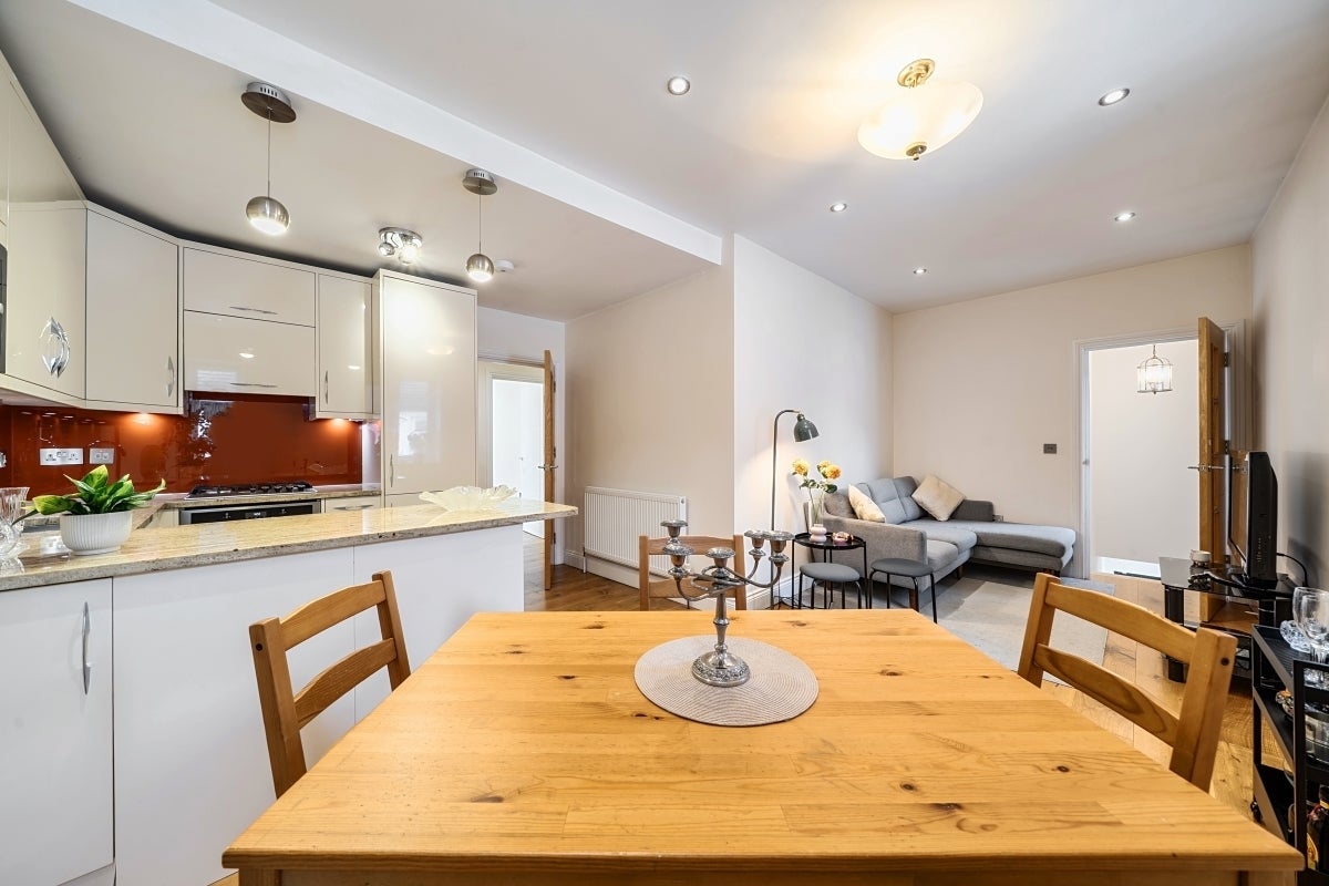 Flat Cranbourne Gardens in Greater London