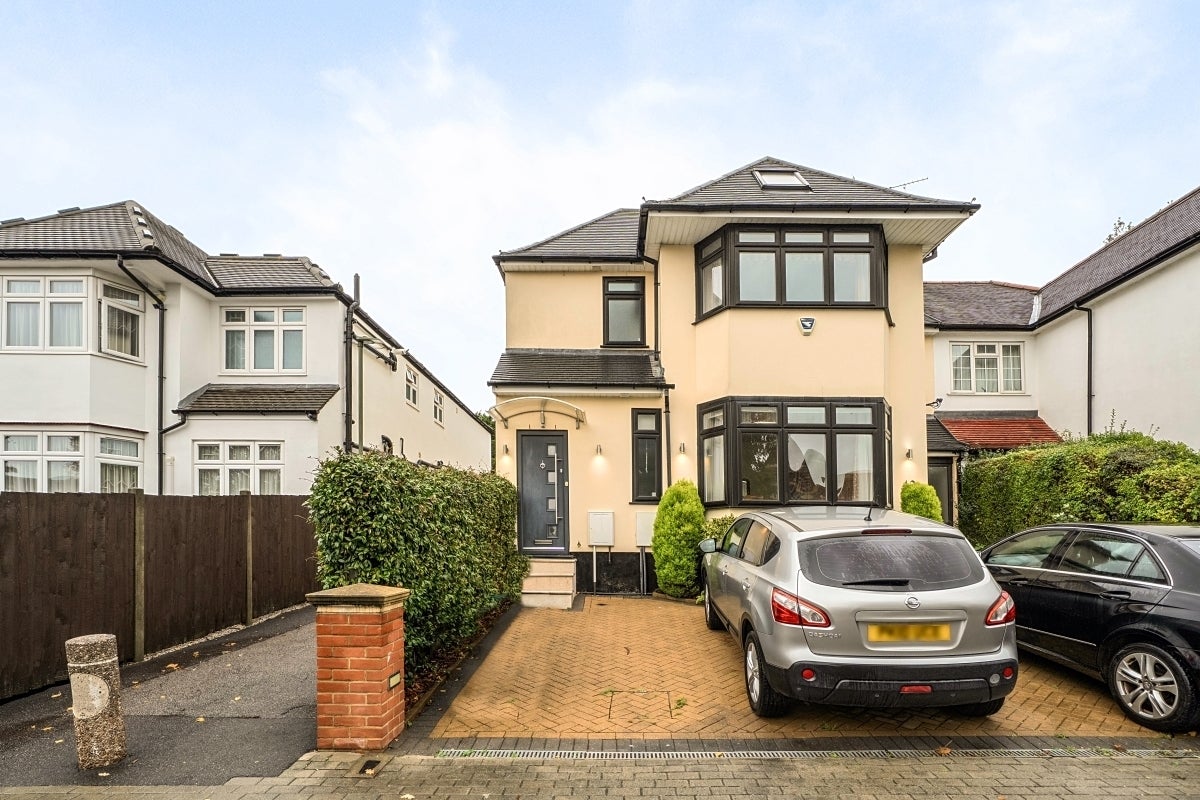 Flat Cranbourne Gardens in Greater London