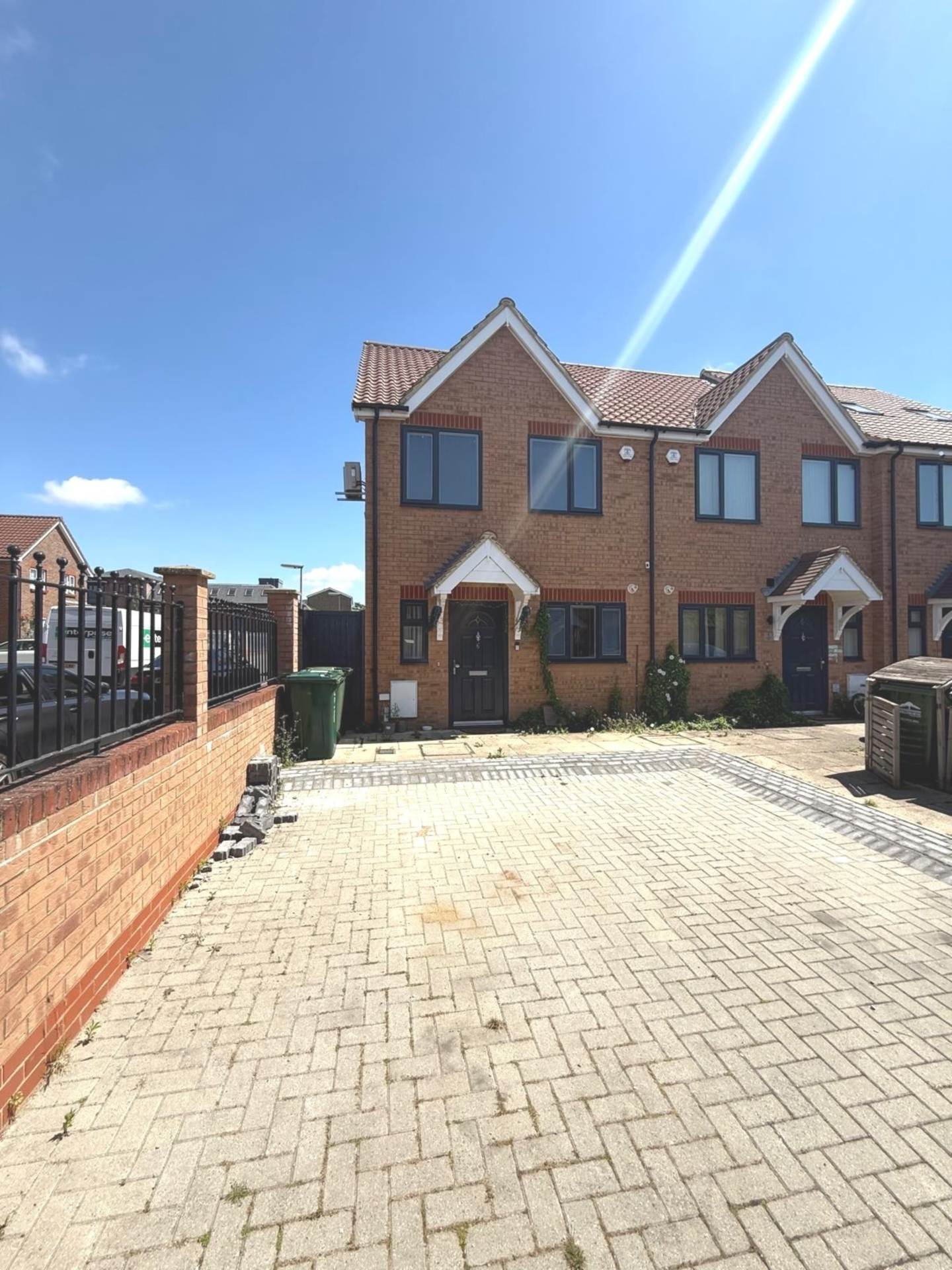 House Vibia Close in Borough of Spelthorne