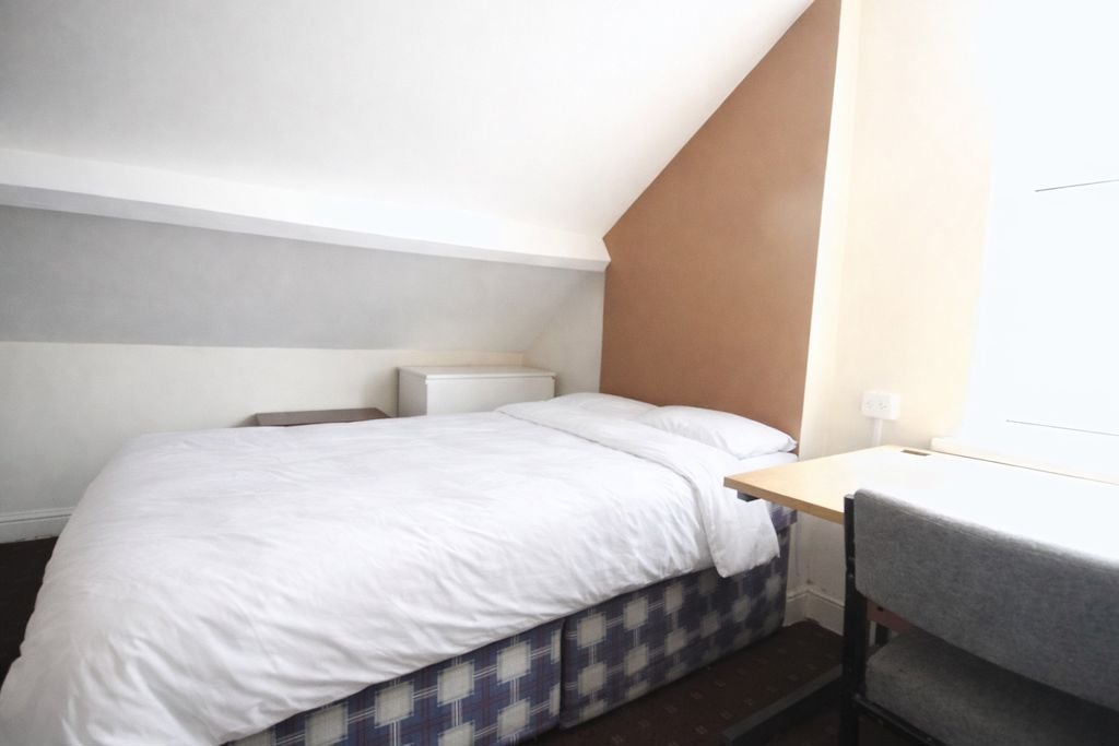 Room Gregory Avenue in Nottingham