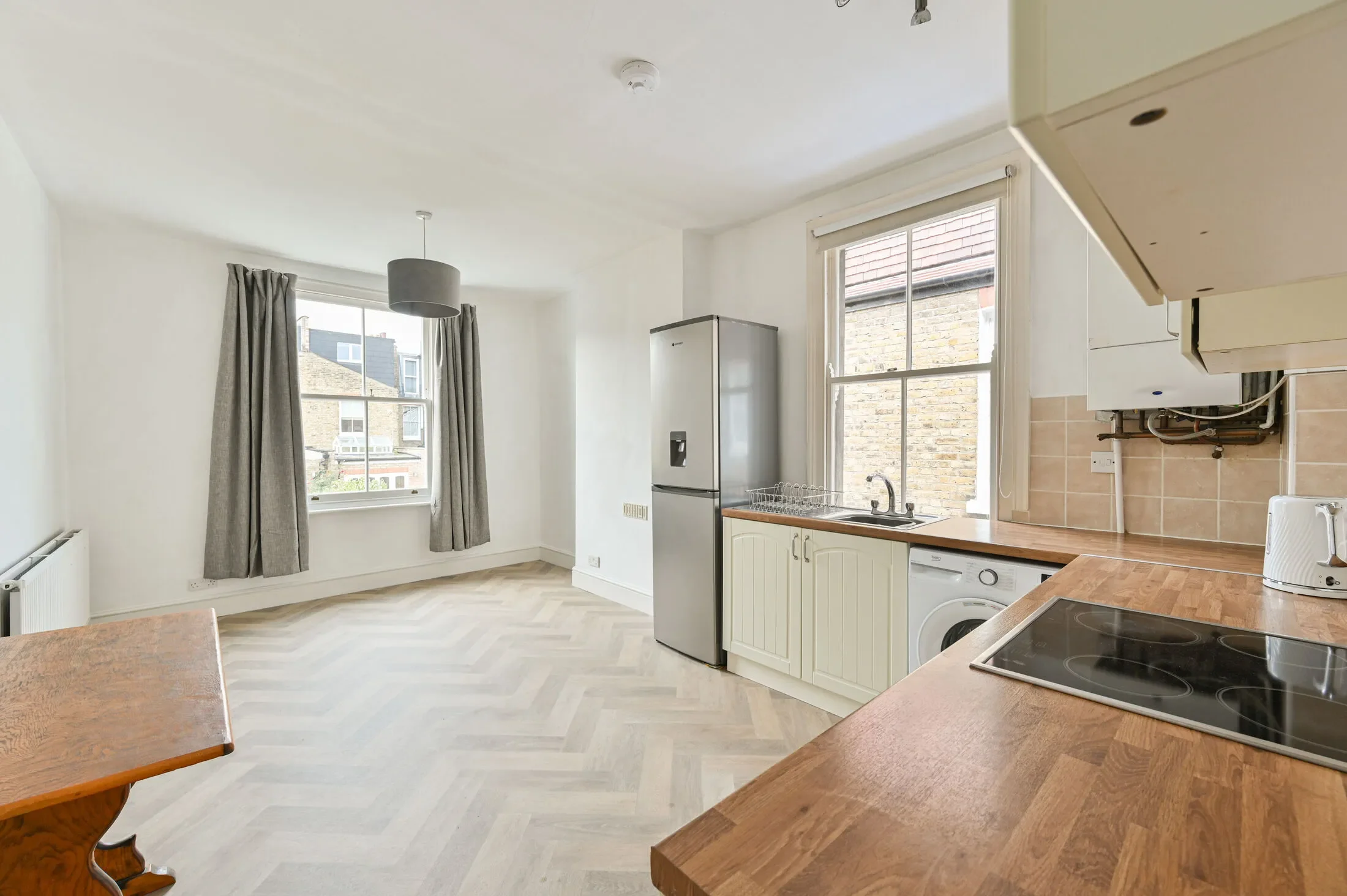 Flat Engadine Street in Greater London