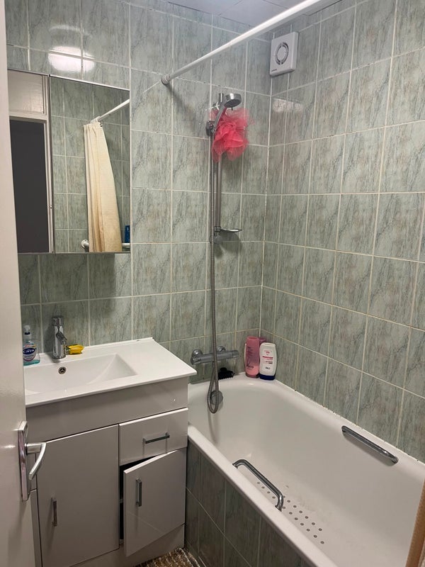 Room Harriet Close in Greater London