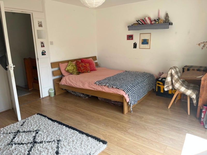Room Harriet Close in Greater London
