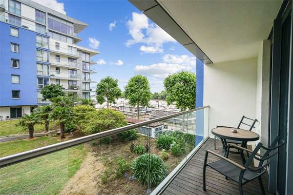 Flat Eastfields Avenue in Greater London