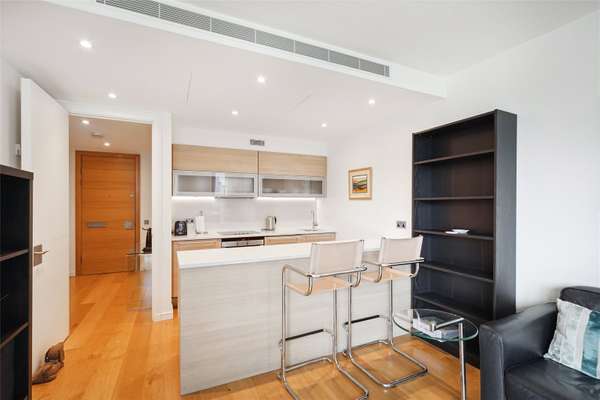 Flat Eastfields Avenue in Greater London