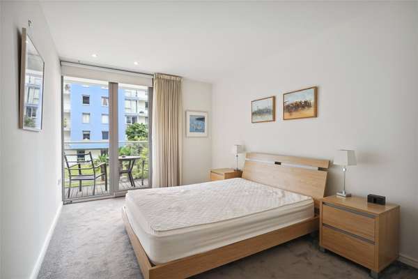 Flat Eastfields Avenue in Greater London
