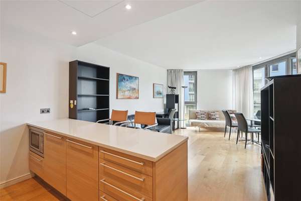 Flat Eastfields Avenue in Greater London