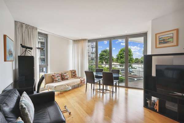 Flat Eastfields Avenue in Greater London