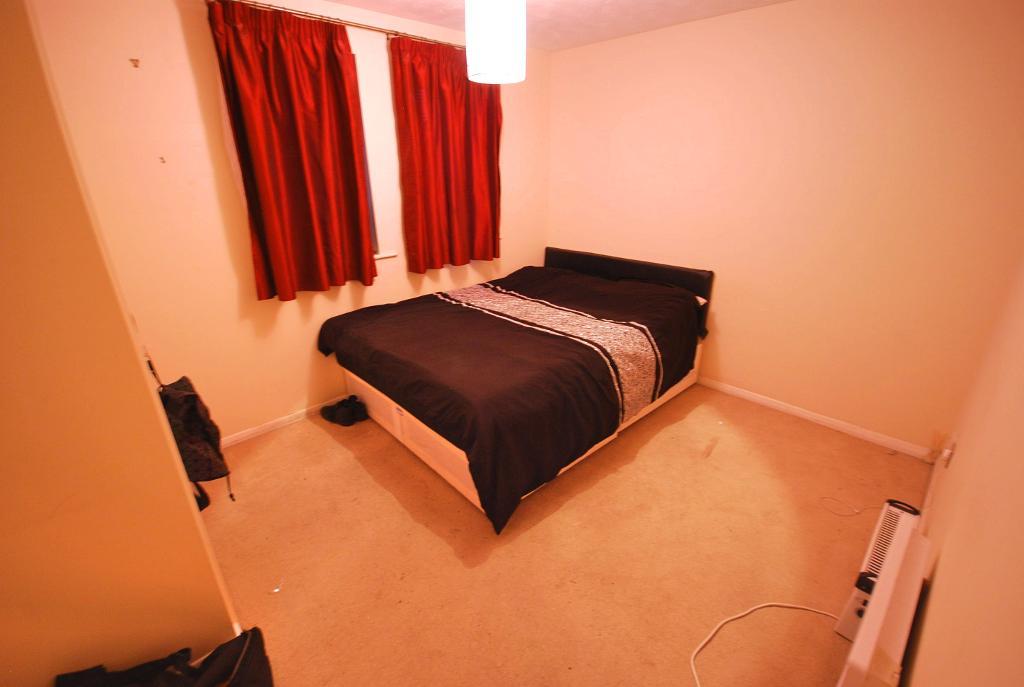 Flat Vicars Bridge Close in Greater London