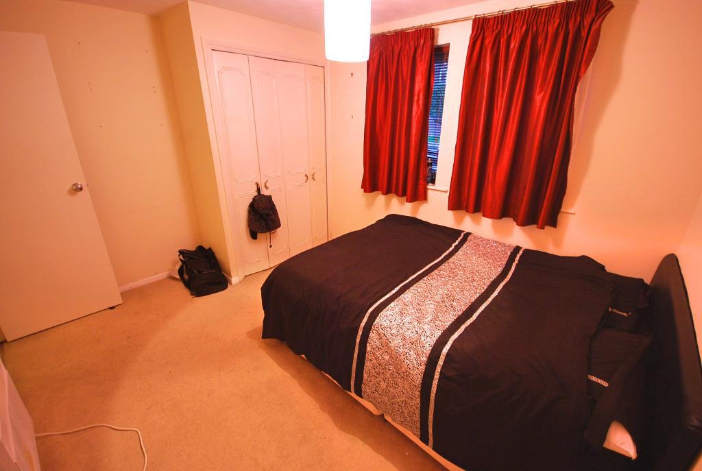 Flat Vicars Bridge Close in Greater London