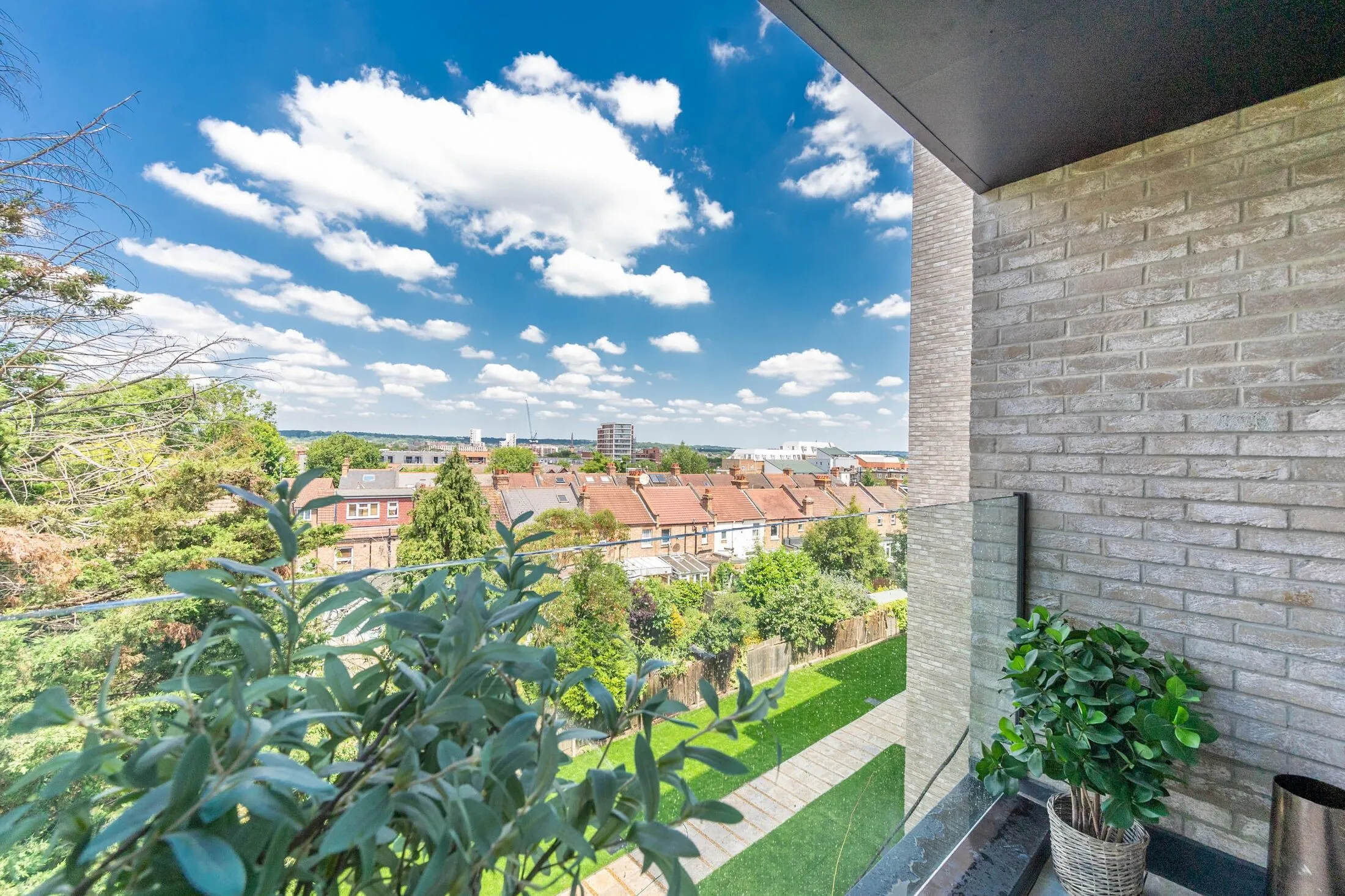 Flat Greenhill Way in Greater London