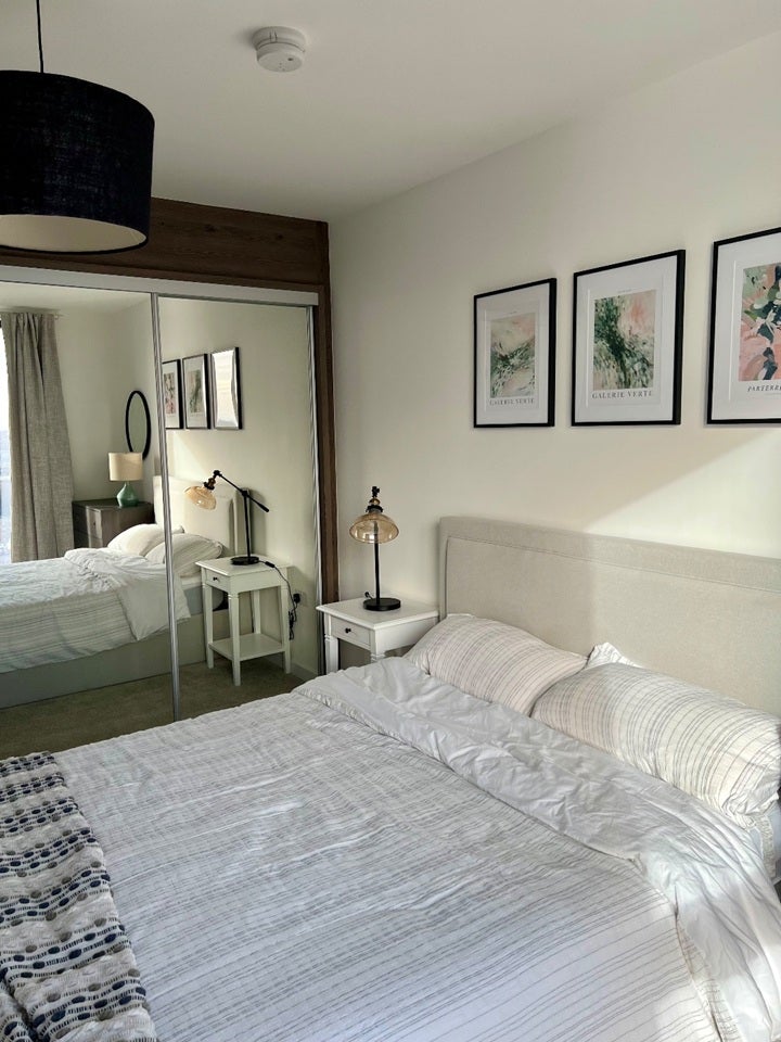 Flat Shearwater Drive in Greater London