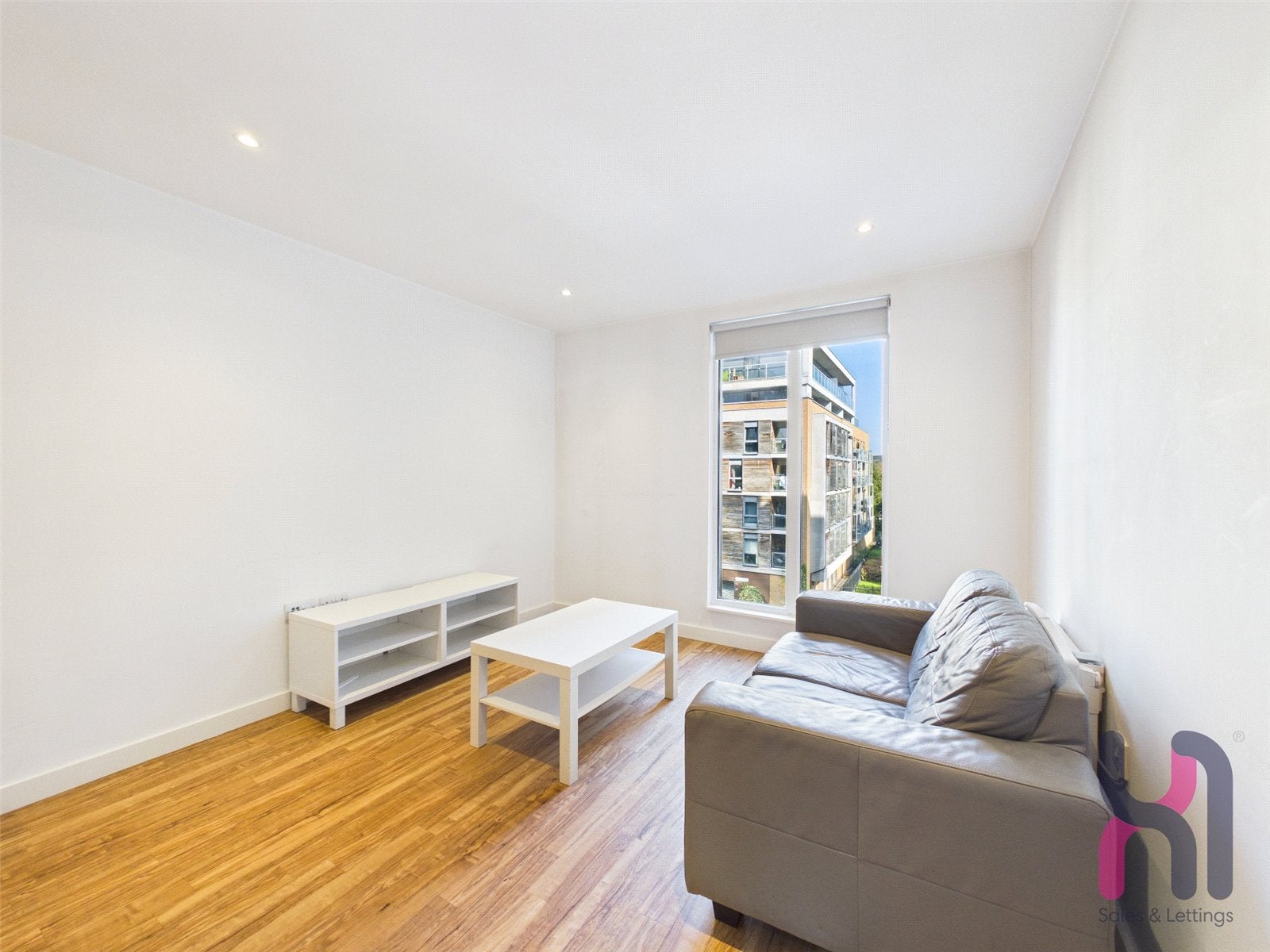Flat Elmira Way in Salford