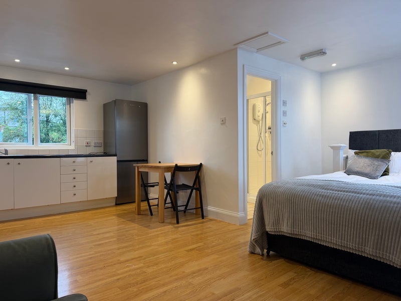 Room Burlington Avenue in Slough
