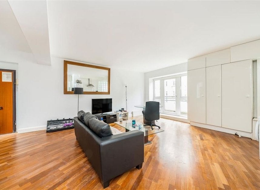 Flat Harrington Road in Greater London