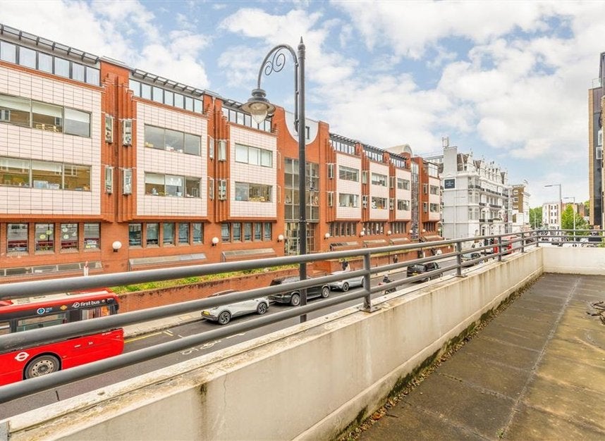 Flat Harrington Road in Greater London