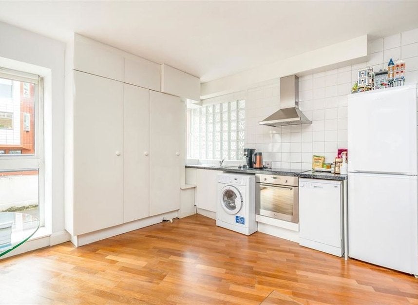 Flat Harrington Road in Greater London