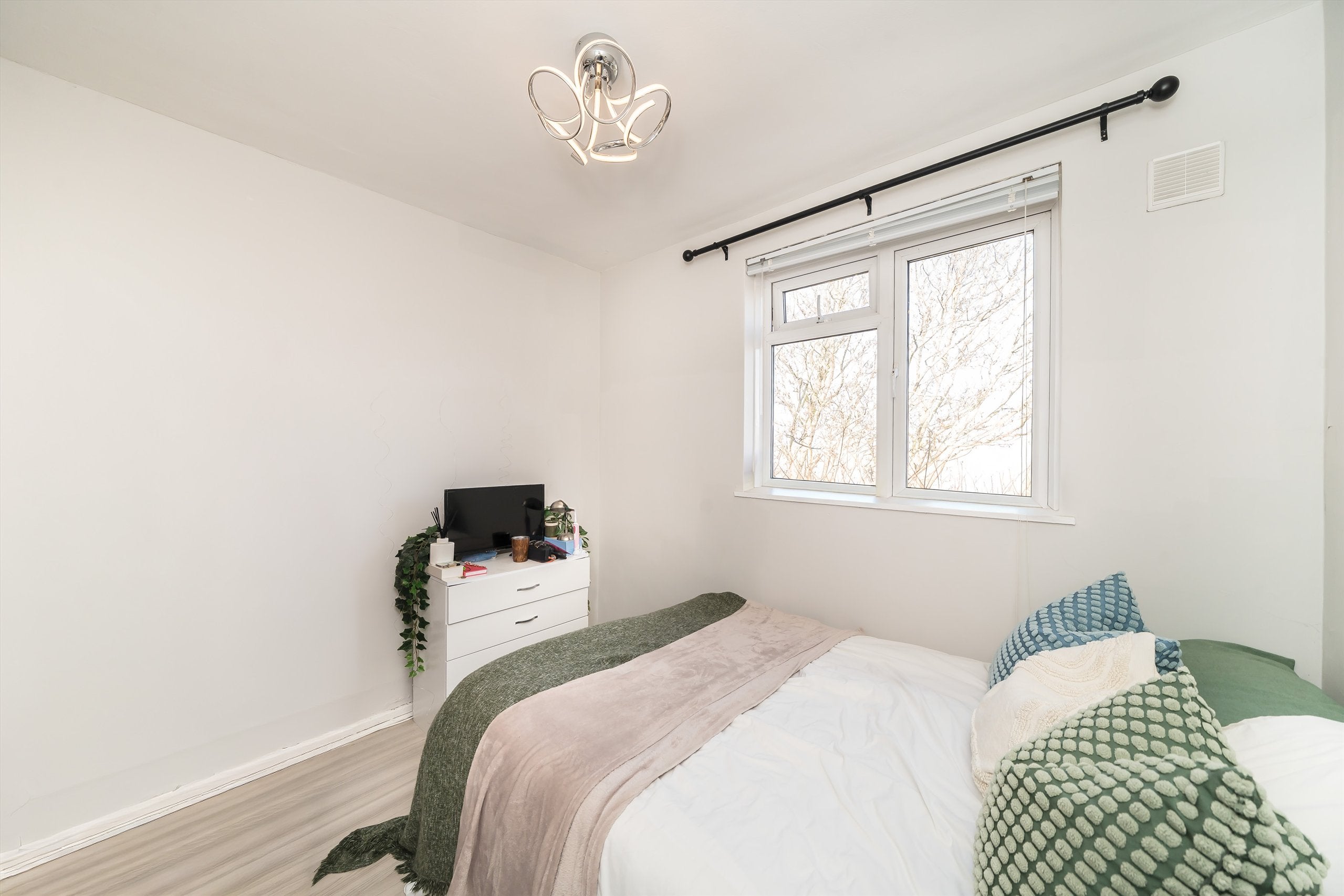 Flat Hydethorpe Road in Greater London