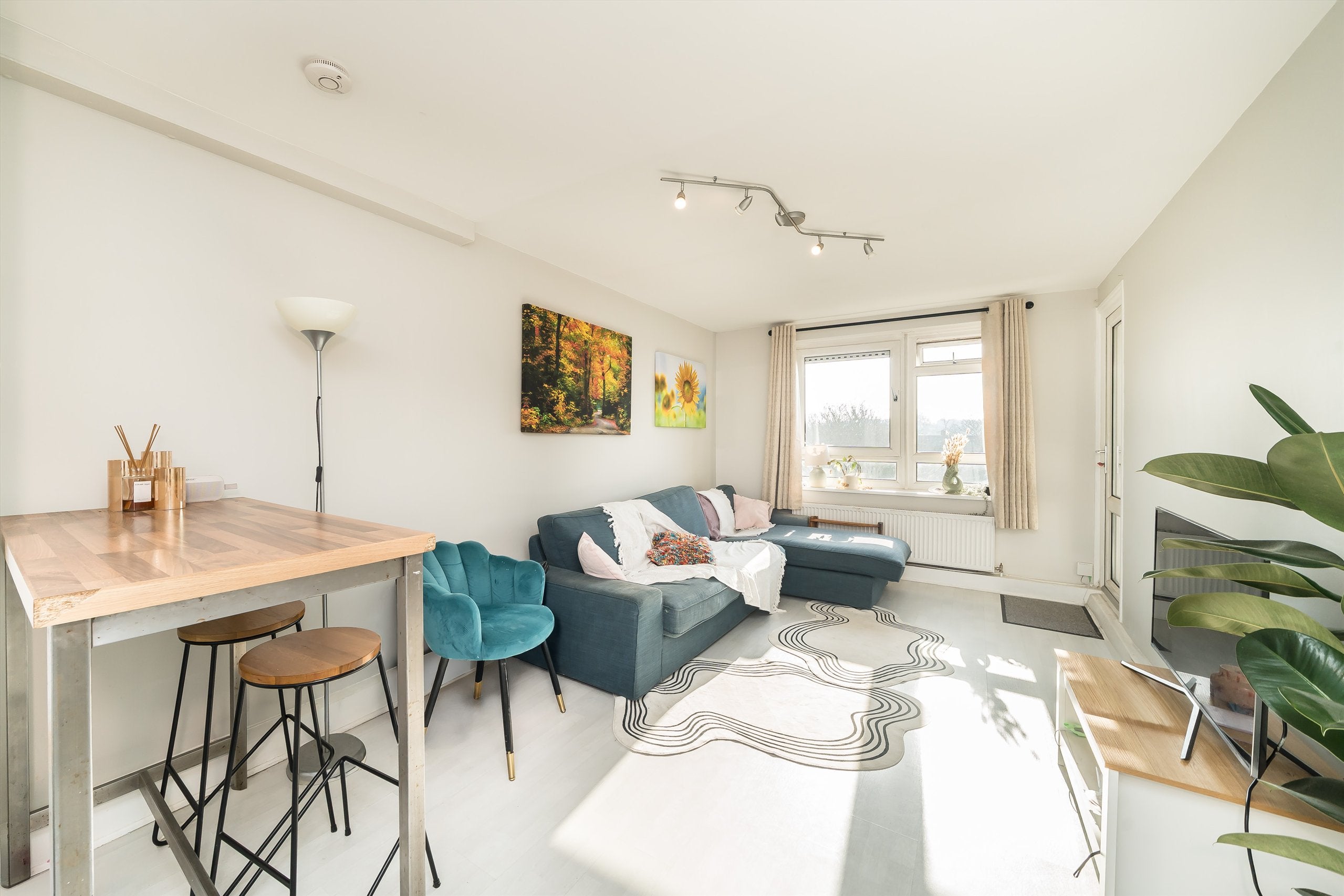 Flat Hydethorpe Road in Greater London