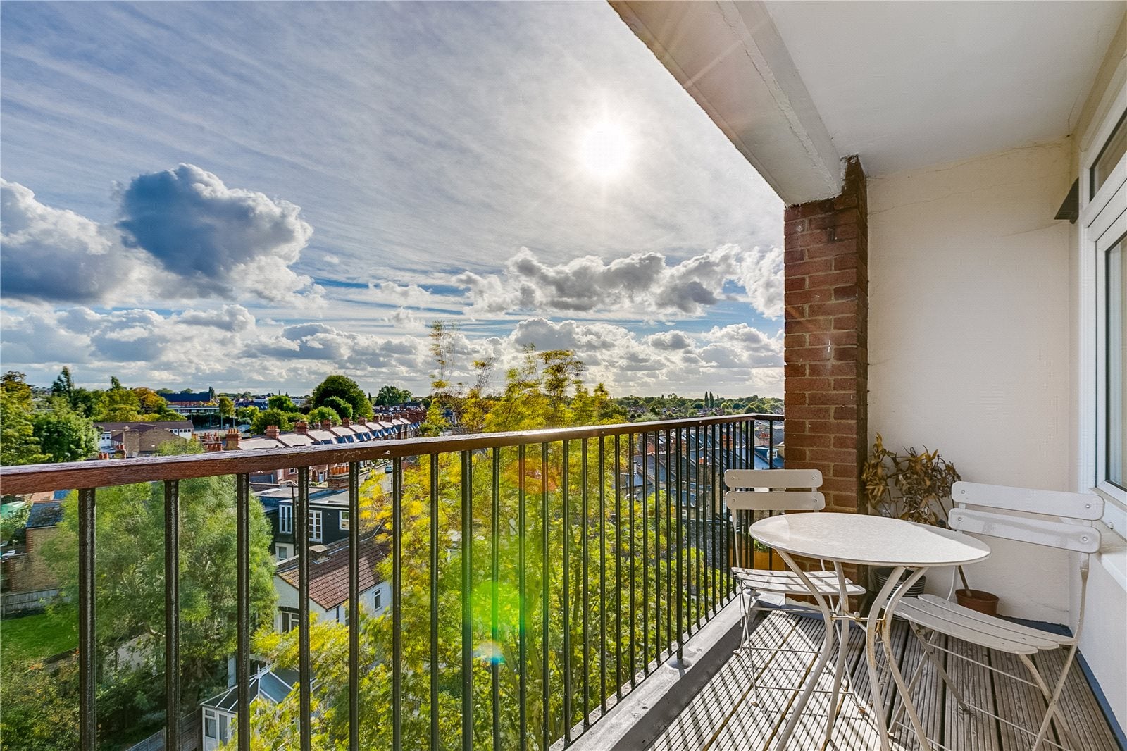 Flat Hydethorpe Road in Greater London